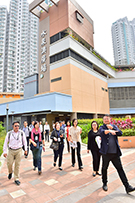 Photo: The Shui Chuen O Estate Project Team shows overseas delegates the challenges on how to integrate the development into natural surroundings by a holistic design and planning approach.