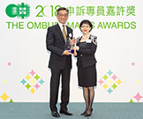 Photo: The Director of Housing, Mr Stanley Ying (left), receives on behalf of the HD The Ombudsman’s Awards 2018 for Public Organisations (Mediation) from The Ombudsman, Ms Connie Lau.