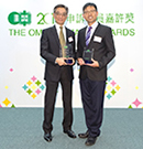 Photo: Mr Stanley Ying (left), Director of Housing, pictured with Mr Alex Hui Hoi-ning, the awardee of The Ombudsman’s Awards 2018 for Officers of Public Organisations.