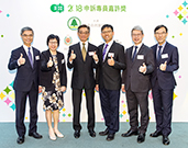 Photo: Mr Stanley Ying (third left), Director of Housing, pictured  with Miss Rosaline Wong Lai-ping (second left), Deputy Director of Housing (Estate Management) and colleagues of the Estate Management Division who are present at the presentation ceremony.