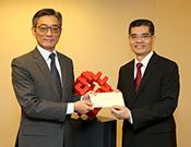 相片：运输及房屋局常任秘书长（房屋）应耀康（左）颁授贺函予获擢升为总结构工程师的黄汉坤。