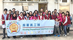 相片：房署义工队成员到葵盛东邨探访独居或双独居的长者。