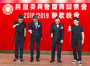相片：同乐会会长应耀康（左二）、主席陆光伟（右二）与摇摇表演团队一起献技。