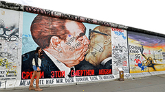 相片：柏林圍牆 。