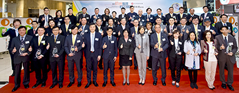 Photo: The Deputy Director of Housing (Estate Management), Miss Rosaline Wong (front row, centre), and the three Assistant Directors of Housing (Estate Management), Mr Ricky Yeung (front row, sixth left), Miss Josephine Shu (front row, sixth right) and Mr Steve Luk (front row, fifth left), pictured with the awardees.