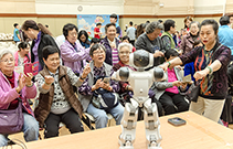 Photo: The elderly follow the fitness trainer to do exercises.