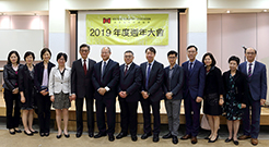 相片: 署長應耀康(左五)、副署長(屋邨管理)黃麗冰(左四)、房屋事務經理協會主席馬百明(左六)與一眾嘉賓合照。 相片: 署長應耀康(左五)、副署長(屋邨管理)黃麗冰(左四)、房屋事務經理協會主席馬百明(左六)與一眾嘉賓合照。