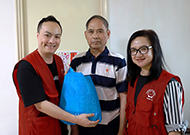 相片:房署義工隊到天恆邨探訪長者。 相片:房署義工隊到天恆邨探訪長者。