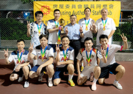 照片：職員同樂會副主席麥毓明（站排中）頒獎予冠軍隊伍後合照。