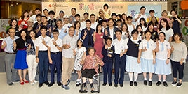 相片：房屋署副署長（機構事務）郭慧玲（二排右六）、導演陳詠燊（二排左六）、房委會資助房屋小組委員會委員招國偉（二排右五）與得獎者和嘉賓在典禮上合照。