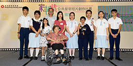 相片：房屋署副署長（機構事務）郭慧玲（右六）與中學組和公開組冠軍合照。