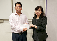 相片：助理署長（財務）梁燕芬（右）頒授升職賀函予獲擢升為合約財務經理的高志文。