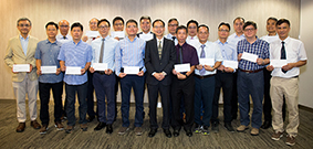 相片：助理署長（發展及採購）黃夢雲（前排左六）與獲擢升為高級工程監督的同事合照。
