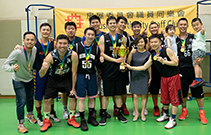 相片：副署長（策略 ）張趙凱渝（前排右二 ）頒獎予冠軍隊伍。