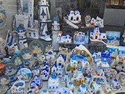 相片：聖托里尼小屋和教堂小擺設。