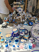 相片：希臘山上小屋擺設和風景陶瓷杯。