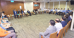 相片：運輸及房屋局局長陳帆（左五）在房屋署署長應耀康（左六）陪同下與員工代表會面，就同事關注的議題交換意見。