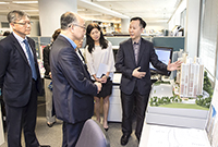 相片：運輸及房屋局局長陳帆（左二）走訪發展及建築處轄下的建築設計組（七），參觀公營房屋的模型。旁為助理署長（工務）（二）林景光（左一）。