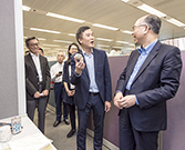 相片：運輸及房屋局局長陳帆（右一）和副局長蘇偉文（左二）走訪屋邨管理處轄下的樓宇結構監察小組（一），助理署長（屋邨管理）（三）陸慶全（右二）講解「全面結構勘察計劃」的推行情況。旁為房屋署署長應耀康（左一）。