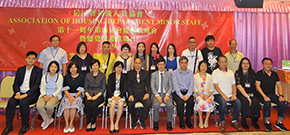 相片：副署長（屋邨管理）黃麗冰（前排左五）與房屋署初級人員協會理事會成員和一眾嘉賓合照。