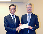 相片：运输及房屋局常任秘书长（房屋）应耀康（左）颁授升职贺函予获擢升为总工料测量师的林清华。