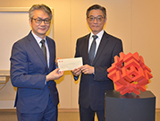 相片：运输及房屋局常任秘书长（房屋）应耀康（右）颁授升职贺函予获擢升为总屋宇装备工程师的黄沛津。