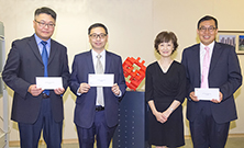 相片：副署长（发展及建筑）杨光艳（右二）与获擢升为高级屋宇装备工程师的黎剑明（左一）、黄传瀚（左二）和李文聪合照。