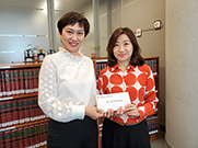 相片：助理处长（法律事务）忻林洁仪（左）颁授升职贺函予获擢升为合约高级法律主任的陈佩玲。