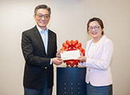 相片：運輸及房屋局常任秘書長（房屋）應耀康（左）頒授升職賀函予獲擢升為總建築師的陳江穎儀。