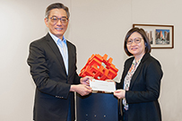 相片：運輸及房屋局常任秘書長（房屋）應耀康（左）頒授升職賀函予獲擢升為總建築師的哈文慧。