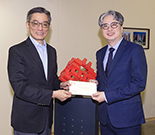 相片：運輸及房屋局常任秘書長（房屋）應耀康（左）頒授升職賀函予獲擢升為總建築師的劉輔國。