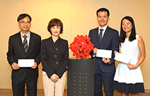 相片：副署長（發展及建築）楊光艷（左二）與獲擢升為高級結構工程師的鄧國彬（左一）、謝德明（左三）和黎翠茵合照。