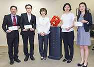 相片：副署長（發展及建築）楊光艷（中）與獲擢升為高級工料測量師的方正光（左一）、蔡百基（左二）、何麗華（左四）和林婉霞合照。