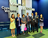 相片：廖本懷博士伉儷 （左四和左三）在同事陪同下參觀香港房屋委員會展覽中心。