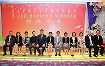 相片：副署長（屋邨管理）黃麗冰（左六）與總屋宇事務助理協會理事長劉緯麒（左五）和一眾嘉賓合照。