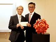 相片：時任運輸及房屋局常任秘書長（房屋）應耀康（右）頒授升職賀函予獲擢升為總產業測量師的許智邦。