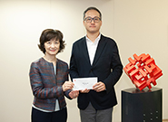 相片：副署長（發展及建築）楊光艷（左）頒授升職賀函予獲擢升為高級建築師的謝小悅。