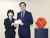 相片：副署長（發展及建築）楊光艷（左）頒授升職賀函予獲擢升為高級建築師的杜家進。