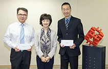 相片：副署長（發展及建築）楊光艷（中）與獲擢升為高級工料測量師的（左一）羅振昌和袁敬業合照。