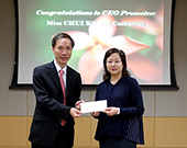 相片：公務員事務局一般職系處長陳信禧（左）頒授升職賀函予獲擢升為總行政主任的崔潔雲。