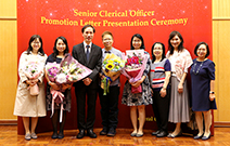 相片：公務員事務局一般職系處長陳信禧（左三）與獲擢升為高級文書主任的謝可芬（左一）、史嘉雯（左二）、賴玉花（左四）和霍綺嫻（左五）合照。