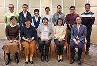相片：園藝小組榮獲《2019年公務員優質服務奬勵計劃》的「內部支援隊伍獎」銅獎和「特別嘉許（與市民互動）」奬項，同事分享得獎喜悅。