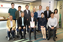 相片：獨立審查組榮獲《2019年公務員優質服務奬勵計劃》的「特別嘉許（創科應用）」奬項，總監蔡惠棠（前排中）、總結構工程師（獨立審查組）徐偉明（前排左二）和總屋宇保養測量師（獨立審查組）盧穎妍（前排左四）與同事分享得獎喜悅。