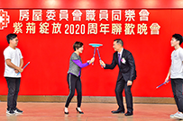 相片：副署長（策略）張趙凱渝（左二）、同樂會主席陸光偉（左三）與雜耍團隊一起獻技。