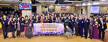 相片：同樂會會長唐智強（前排左十一）、主席陸光偉（前排左十）聯同部門首長級同事、同樂會委員和永遠會員大合照。
