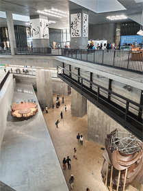 相片：M+大楼设计独特，地库二层的「潜空间」展出大型装置作品。
