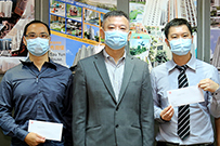 相片：助理署長（工務）岑世華（中）與獲擢升為一級監工（土木工程）的梁志偉（左一）和黃子駿合照。