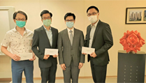 相片：副署長（屋邨管理）楊耀輝（左三）與獲擢升為高級產業測量師的林遠強（左一）、梁志明（左二）和胡卓南合照。