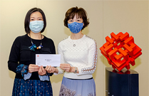 相片:副署長(發展及建築)楊光艷(右)頒授升職賀函予獲擢升為高級建築師的連瑞霞。 相片:副署長(發展及建築)楊光艷(右)頒授升職賀函予獲擢升為高級建築師的連瑞霞。