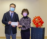 相片：副署長（發展及建築）楊光艷（右）頒授升職賀函予獲擢升為總技術主任（土力工程）的劉榮昭。